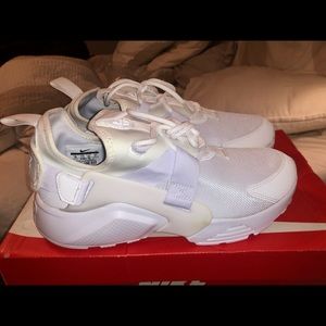 Woman’s Nike Air Huarache City Low US10